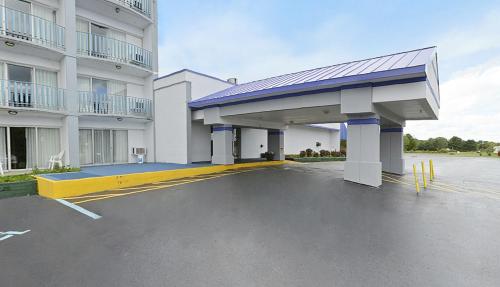 un parcheggio di fronte a un edificio di Howard Johnson by Wyndham Saint Joseph Benton Harbor a Benton Harbor