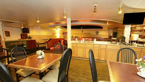 Area soggiorno di Howard Johnson by Wyndham Saint Joseph Benton Harbor
