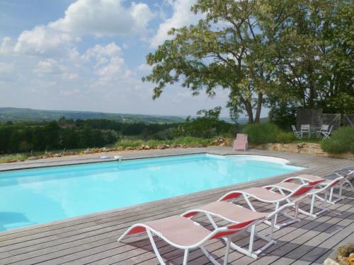 - une piscine avec des chaises longues et une terrasse dans l'établissement La Garipiere, à Carvès