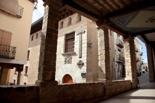 a stone building with a door on a street at Hotel Cardenal Ram in Morella