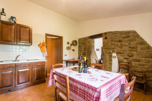a kitchen with a table with a table cloth at Villa Valdarecchia in Apecchio