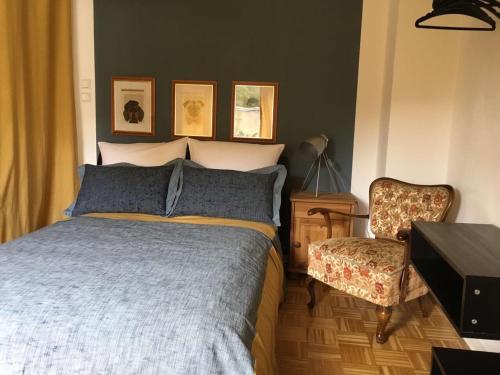 una camera con letto e sedia di Charmant Wohnen a Duisburg