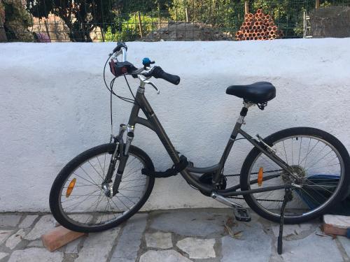 a bike parked next to a white wall at ribeira dos marinheiros vermelho in Sintra