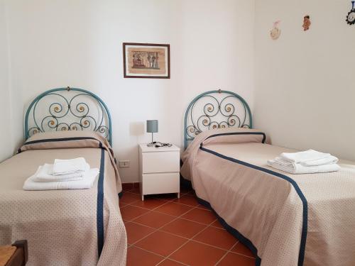 two beds sitting next to each other in a room at Villa Brancasi con piscina in Brindisi