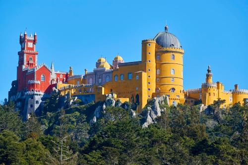 a castle on the top of a mountain at Quinta da Villa in Cascais
