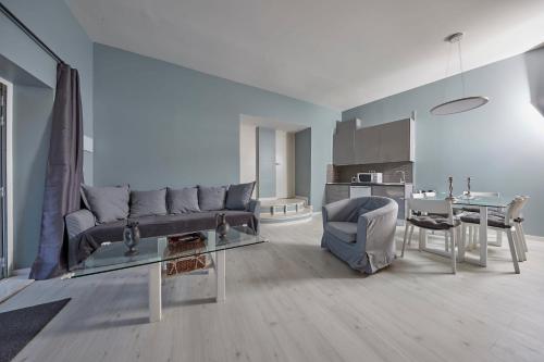 a living room with a couch and a table at Quinta da Villa in Cascais