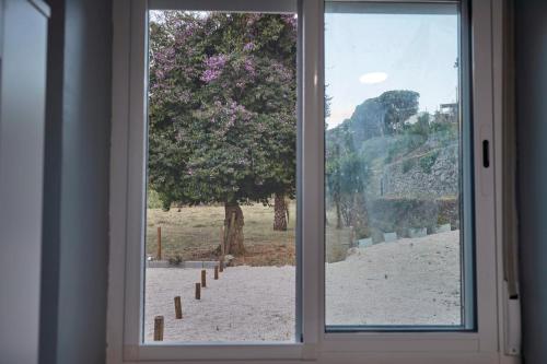 an open window with a view of a tree at Quinta da Villa in Cascais