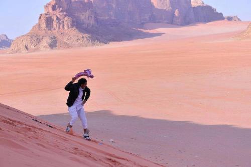 Tetamu yang menginap di Wadi Rum Candles Camp