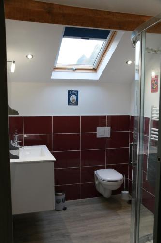 La salle de bains est pourvue de toilettes, d'un lavabo et d'une fenêtre. dans l'établissement Le Pailhé de Marius, à La Salvetat-sur-Agout