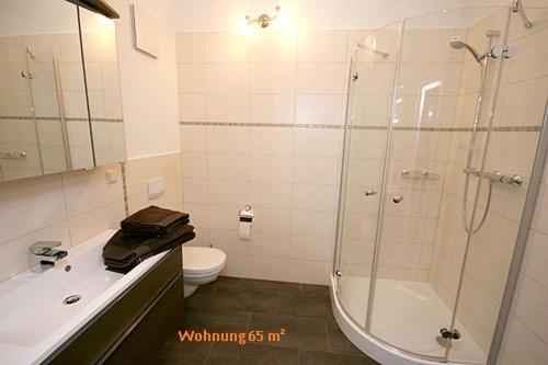 クロルト・ゴーリッシュにあるFerienwohnungen Kratzerのバスルーム(シャワー、トイレ、シンク付)