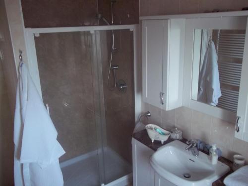 Ένα μπάνιο στο Downsfield Bed and Breakfast