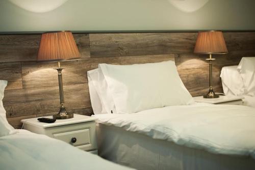 ウェックスフォードにあるSinnotts Barのベッドルーム1室(ベッド2台、ランプ2つ付)