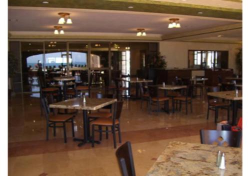 Sonoran Sea Resort في بورتو بيناسكو: غرفة طعام مع طاولات وكراسي في مطعم