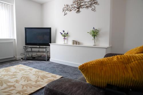 Imagen de la galería de Fantastic Large House with Private Parking, en Bradford