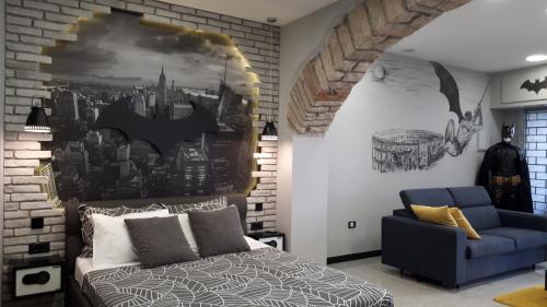 1 dormitorio con un mural de murciélago en la pared en Batcave, en Pula