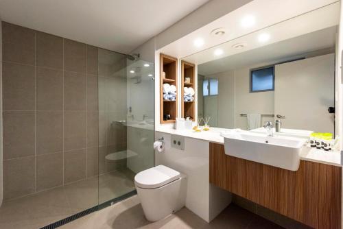  Discovery Parks - Barossa Valley -  Room  picture :   Shower    Balcony    Refrigerator                           