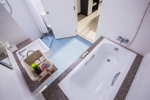 Un baño pequeño con bañera y lavabo. en At Seacondo-2 Bedrooms-B35, en Klong Muang Beach