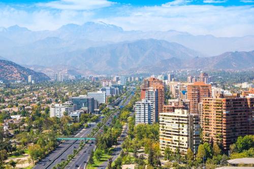 eine Luftaufnahme einer Stadt mit Bergen im Hintergrund in der Unterkunft Kennedy Art in Santiago