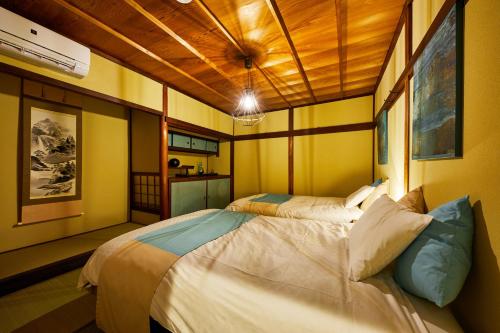 Postel nebo postele na pokoji v ubytování Kyomachiya Hotel Mifuku