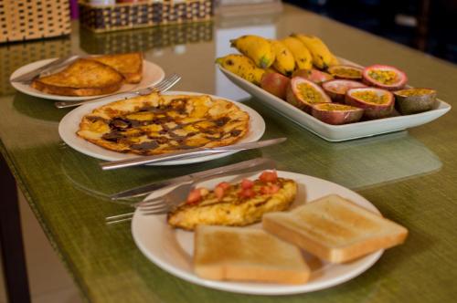 uma mesa com pratos de comida sobre uma mesa em DK's Backpacker Hotel em Hoi An