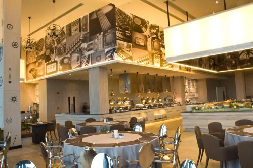 Un restaurante u otro lugar para comer en Tsix5 Phenomenal Hotel Pattaya