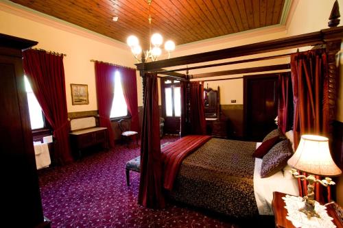 a hotel room with a large bed and a large window at Ranelagh House in Dubbo