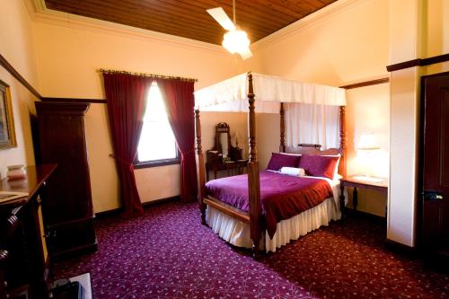 Un pat sau paturi într-o cameră la Ranelagh House