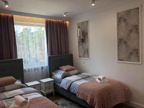 Posteľ alebo postele v izbe v ubytovaní Family & Business Sauna Apartments No1 Leśny nad Zalewem Cedzyna Unikat - 3 Bedroom with Private Sauna, Bath with Hydromassage, Terrace, Garage, Catering Options