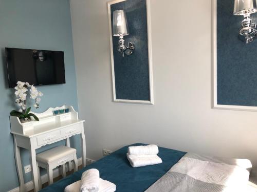 a bedroom with a bed and a sink with towels at Family & Business Sauna Apartments No1 Leśny nad Zalewem Cedzyna Unikat - 3 Bedroom with Private Sauna, Bath with Hydromassage, Terrace, Garage, Catering Options in Kielce