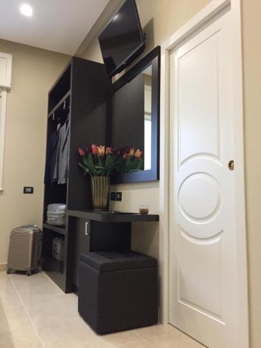 a hallway with a door and a vase of flowers at Grand Hotel Royal in Pompei