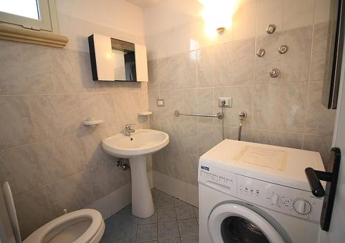 Villetta Anna في توري فادو: حمام مع غسالة ومغسلة