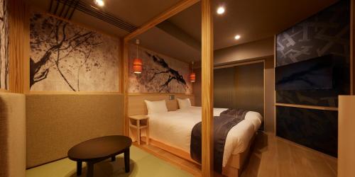 Un dormitorio con una cama y un taburete. en Sakura Sky Hotel en Tokio