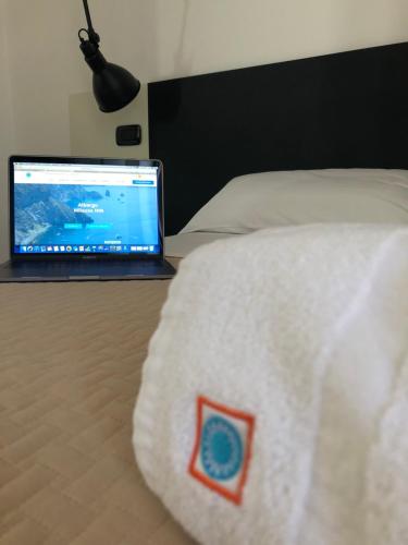 Ένα ή περισσότερα κρεβάτια σε δωμάτιο στο Albergo Milazzo Inn AiMori