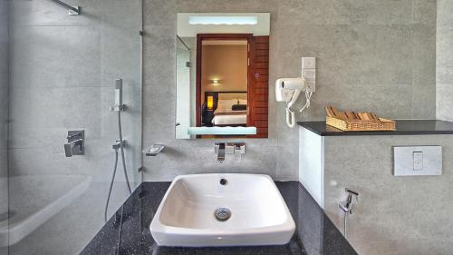 努沃勒埃利耶的住宿－Ripon Grand Hill，一间带水槽、淋浴和镜子的浴室