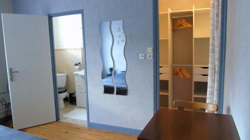 Zimmer mit Tür und Wandgemälde in der Unterkunft chambres d'hotes Lagarde in Lagarde