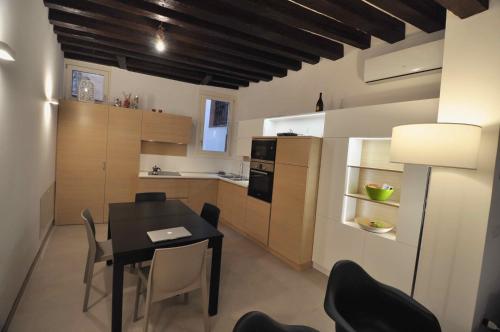 Кухня или мини-кухня в The Home of the Ship Builder
