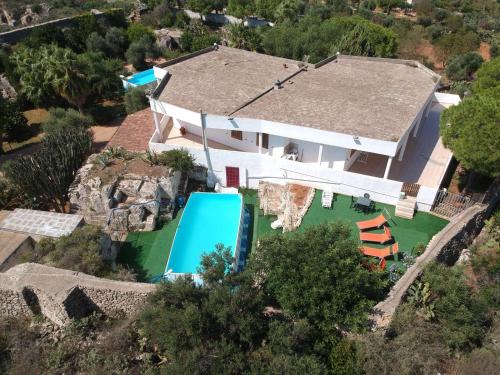 een luchtfoto van een huis met een zwembad bij Residence IL CARRUBO in Gallipoli