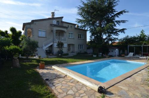 una casa con piscina frente a ella en Domaine de Lazuel, en Aubenas