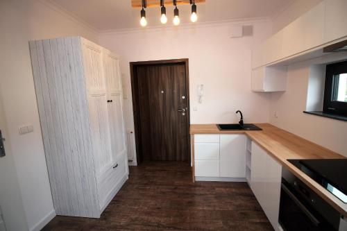 Кухня или мини-кухня в Apartamenty Przy Latarni Kropla Bałtyku
