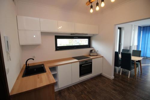 Кухня или мини-кухня в Apartamenty Przy Latarni Kropla Bałtyku
