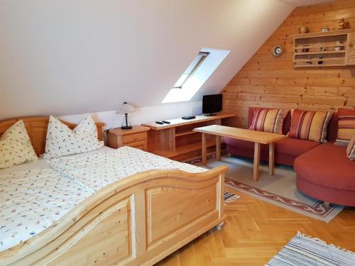 1 dormitorio con 1 cama y 1 sofá en Schweighofers Almhaus en Heilbrunn