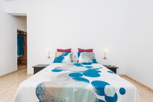 une chambre avec un lit avec une couette bleue et blanche dans l'établissement Es Serral, à Sa Pobla