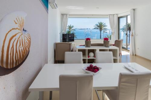 comedor con mesas y sillas y vistas al océano en El Secreto del Agua en Mar de Cristal