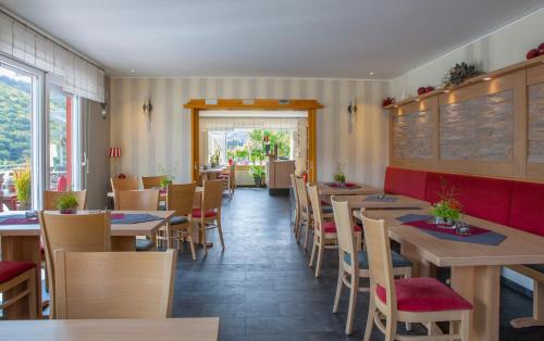 クロッテンにあるHotel-Restaurant-Weingut Kapellenhofのレストラン(テーブルと椅子付)