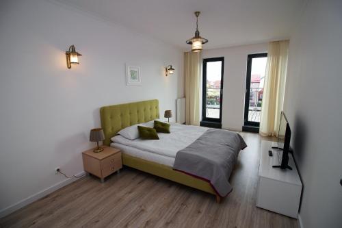 เตียงในห้องที่ Apartamenty Przy Latarni Kropla Bałtyku