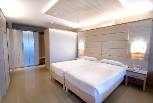 Een bed of bedden in een kamer bij BULL Escorial & SPA