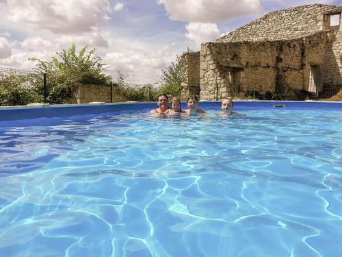 een groep mensen die zwemmen in een zwembad bij Beautiful holiday home with private pool in Anthé