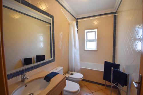 ヴィラモウラにあるOld Village Prestige 102のバスルーム(洗面台、トイレ、鏡付)