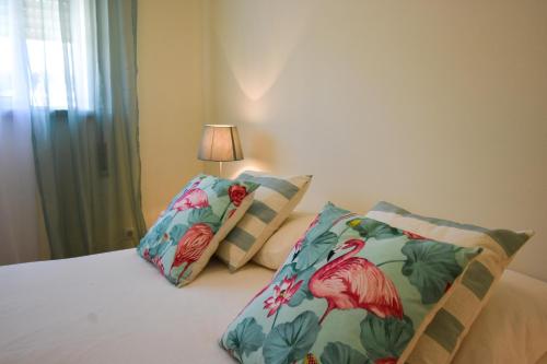 sypialnia z łóżkiem z 2 poduszkami w obiekcie Old Village Prestige 102 w mieście Vilamoura