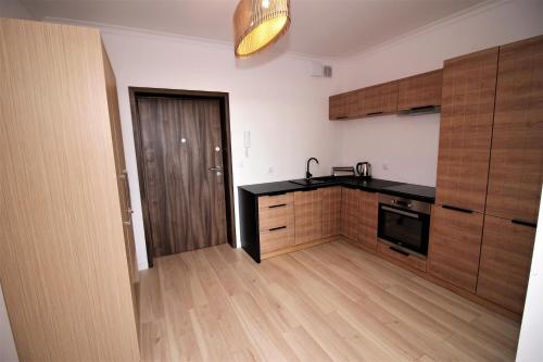 Кухня или мини-кухня в Apartamenty Przy Latarni Kropla Bałtyku
